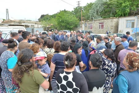 Rövşən Rzayev: Yaxın zamanlarda qəzalı binalarda məskunlaşan məcburi köçkünlərin problemlərinin həlli istiqamətində addımlar atılacaq