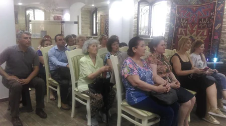 NUR Art House-da “Bağça-bağda süzən quşlar” adlı sərgi açılıb