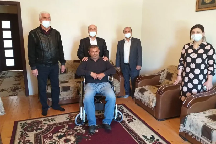 Yevlaxda sağlamlıq imkanları məhdud şəxslərə əlil arabaları hədiyyə edildi - FOTO