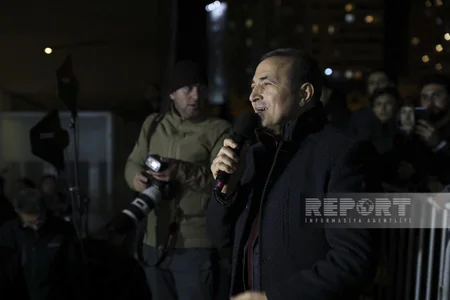 Bakıda Heydər Əliyev Mərkəzinin qarşısında xalq seçkinin ilkin nəticələrini izdihamla qeyd edir