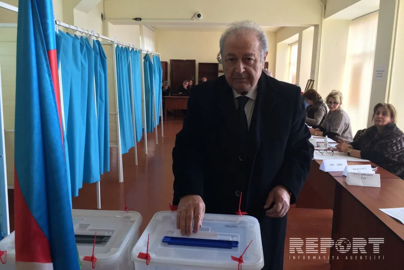 Azərbaycanın keçmiş prezidenti parlament seçkilərində səs verib - FOTO