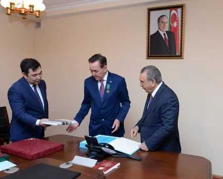 Ramiz Mehdiyev Qazaxıstan nümayəndə heyəti ilə görüşüb