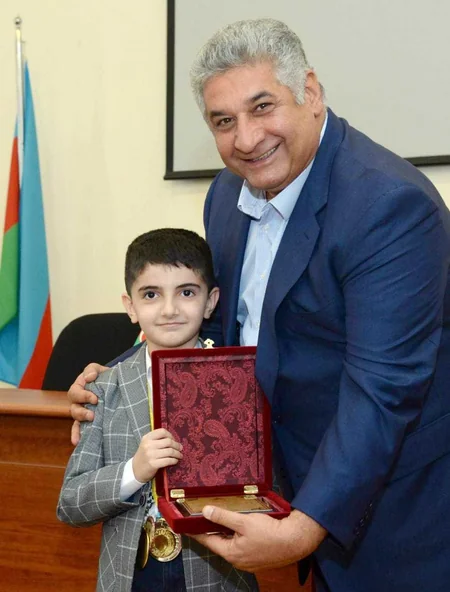 Azad Rəhimov gənc şahmatçıları mükafatlandırıb