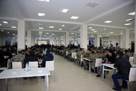 Müdafiə naziri hərbi andiçmə mərasimində iştirak edib