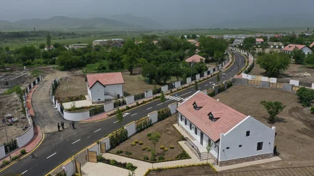 İlham Əliyev və Mehriban Əliyeva Xocalı şəhərinə köçən sakinlərlə görüşüblər - YENİLƏNİB