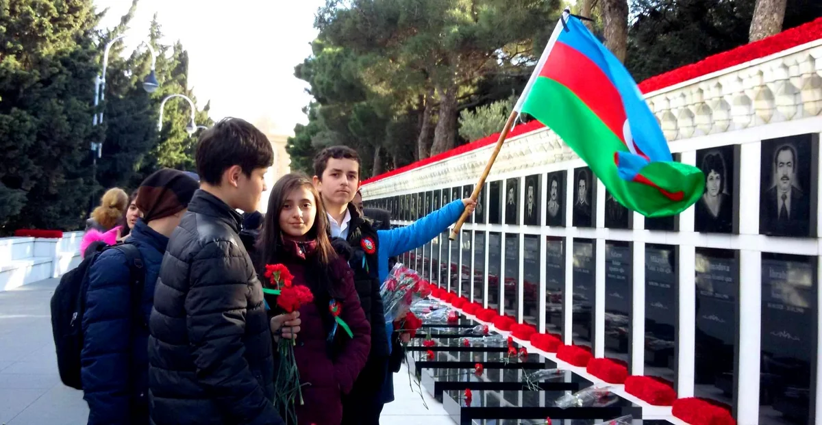 Məktəblərdə Ümumxalq Hüzn Günü ilə bağlı silsilə tədbirlər keçirilib