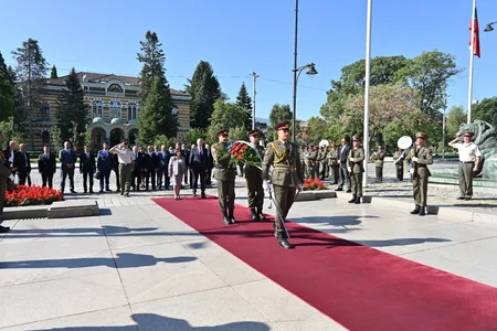 Sahibə Qafarova Sofiyada “Naməlum əsgər” abidəsini ziyarət edib