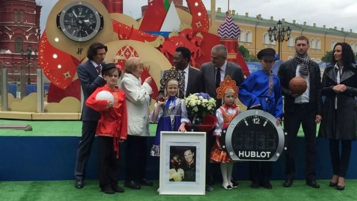Lev Yaşinin həyat yoldaşı Peleyə Dinamo stadionuna ömürlük buraxılış vəsiqəsi hədiyyə edb