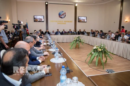 Azərbaycan Prezidentinin köməkçisi KİV rəhbərləri ilə görüşüb - FOTO