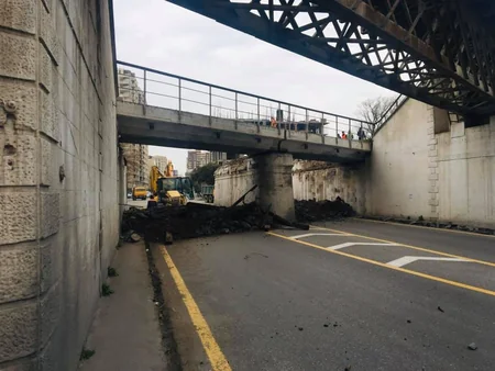 Bakıda dəmir yolu körpüsü sökülür