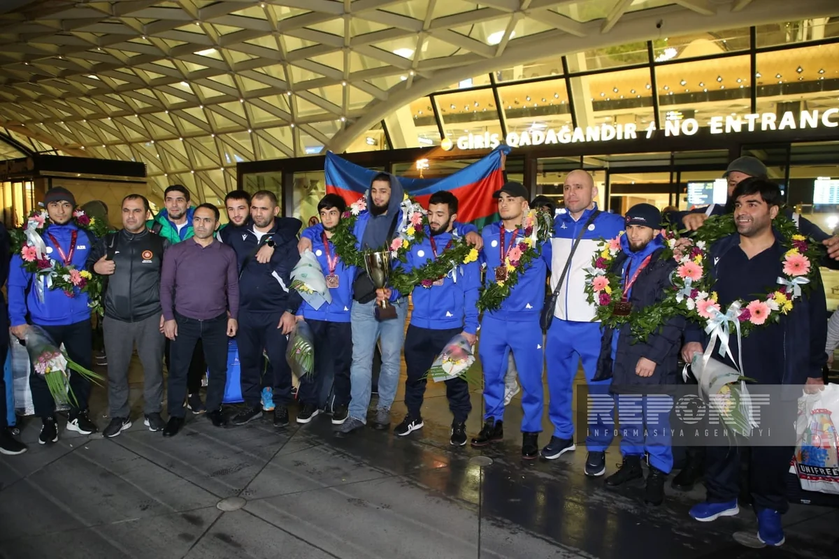 Avropa çempionatında 7 medal qazanan sərbəst güləşçilərimiz Vətənə qayıdıblar