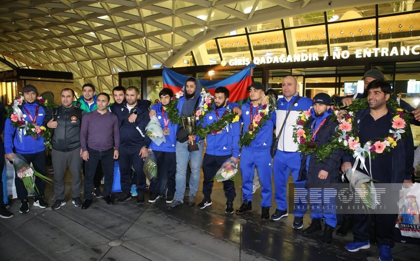 Avropa çempionatında 7 medal qazanan sərbəst güləşçilərimiz Vətənə qayıdıblar