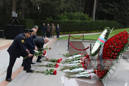 Azərbaycan xalqı Fəxri xiyabanda Ümummilli Liderin məzarını ziyarət edir