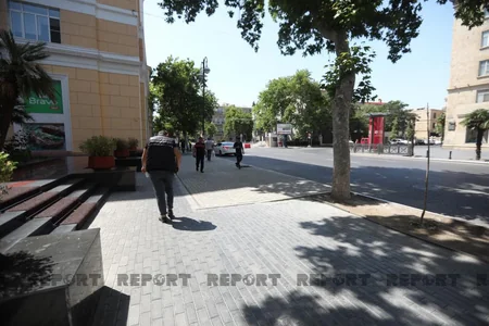 В Баку восстановлен тротуар на месте демонтированной незаконной парковки