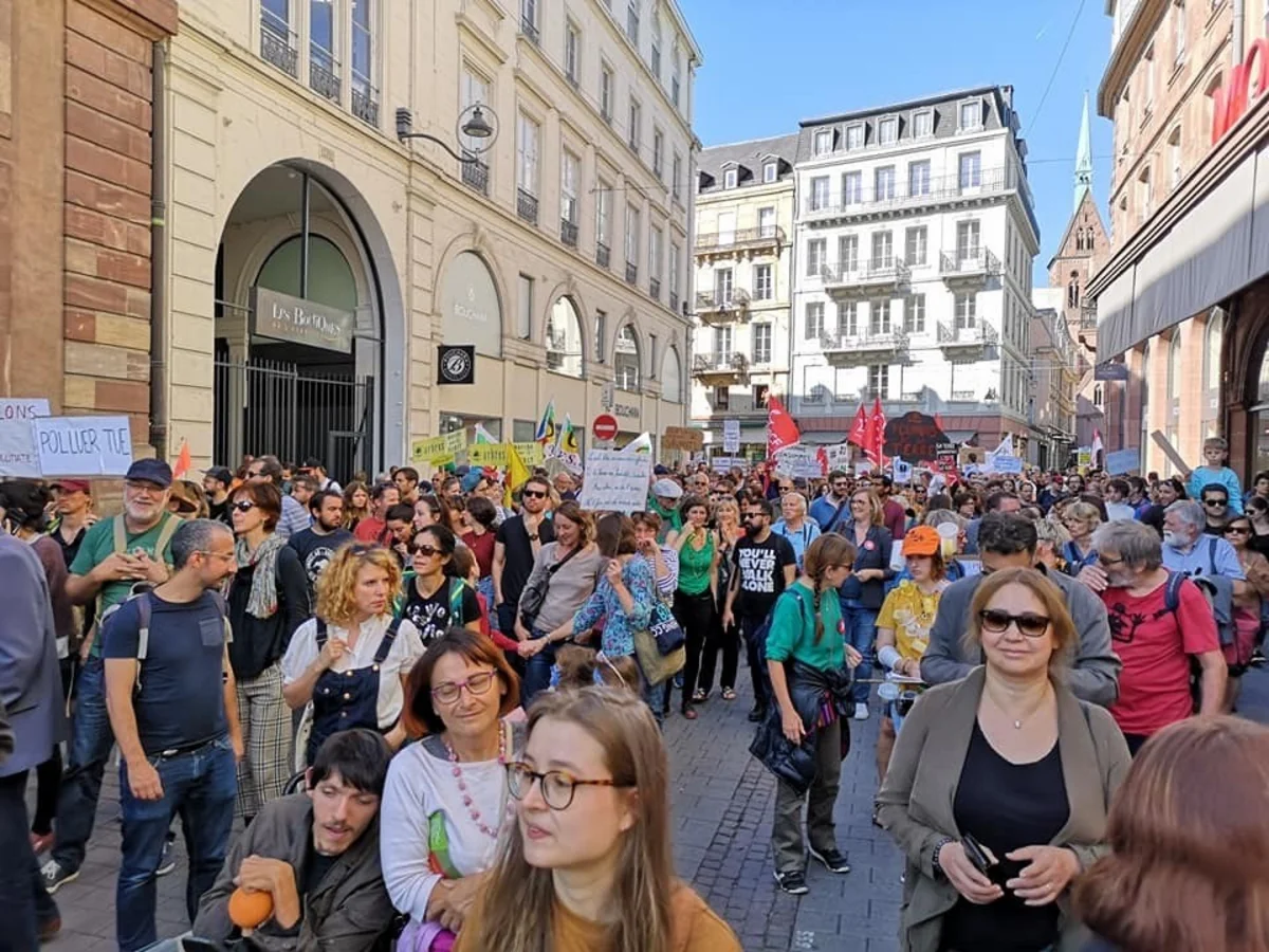 Parisdə “Sarı jiletlilər”in aksiyası zamanı 123 nəfər saxlanılıb
