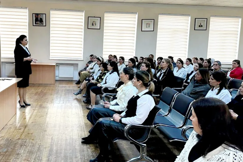 İdarə müdiri şagirdləri qeyri-etik davranışlara yol verən məktəbə gedib