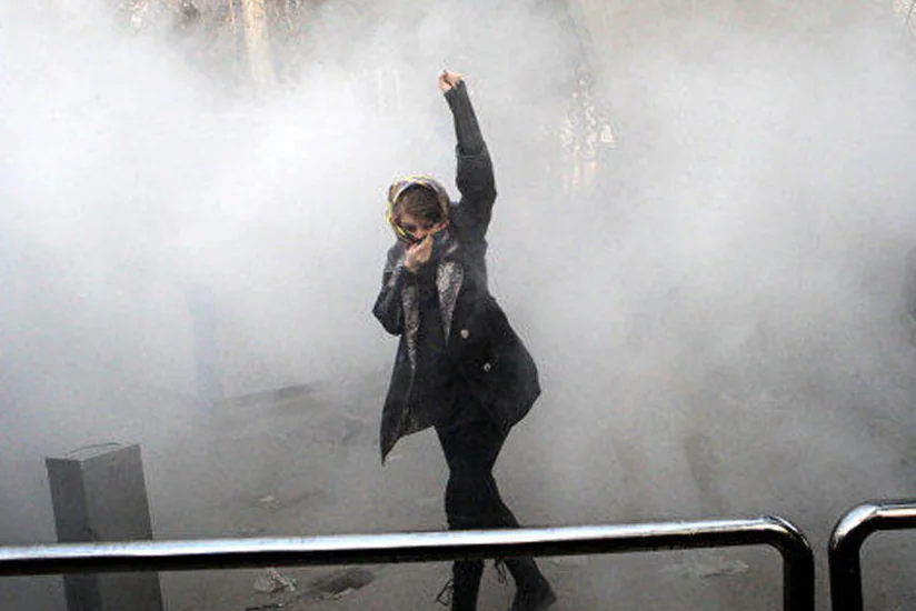 Tehranda bəsicin bazasının qapısı yandırılıb