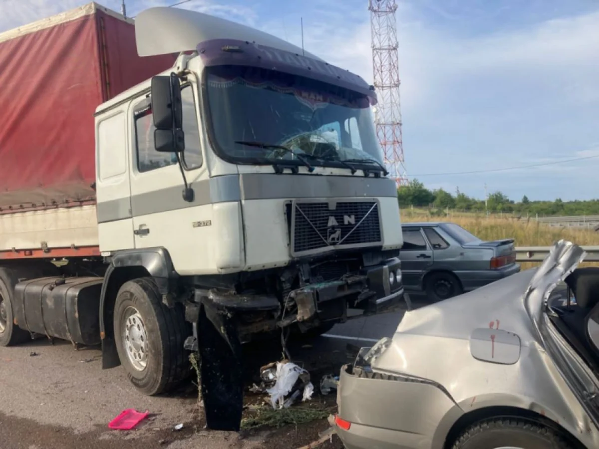 Tacikistanda yük maşını digər avtomobillərə və evlərə çırpılıb, ölənlər var