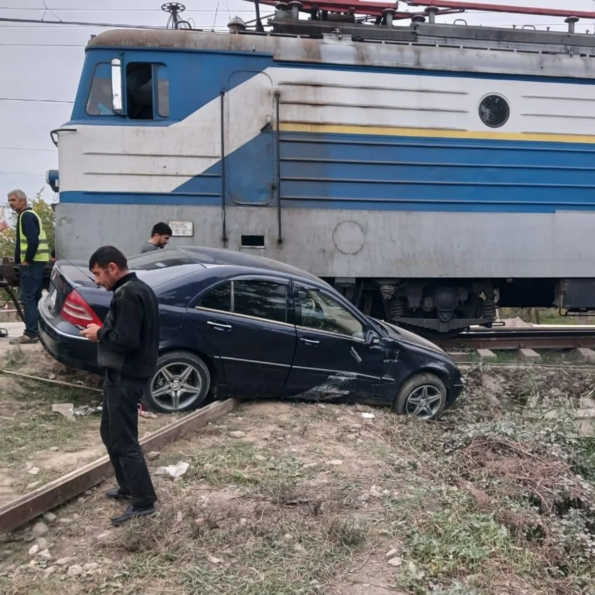 Azərbaycanda elektrovoz avtomobillə toqquşub