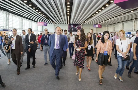 Bakı Kristal Zalında 42-ci Ümumdünya Şahmat Olimpiadasının altıncı turuna start verilib