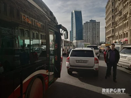 Bakıda sərnişin avtobusu qəza törədib  - FOTO