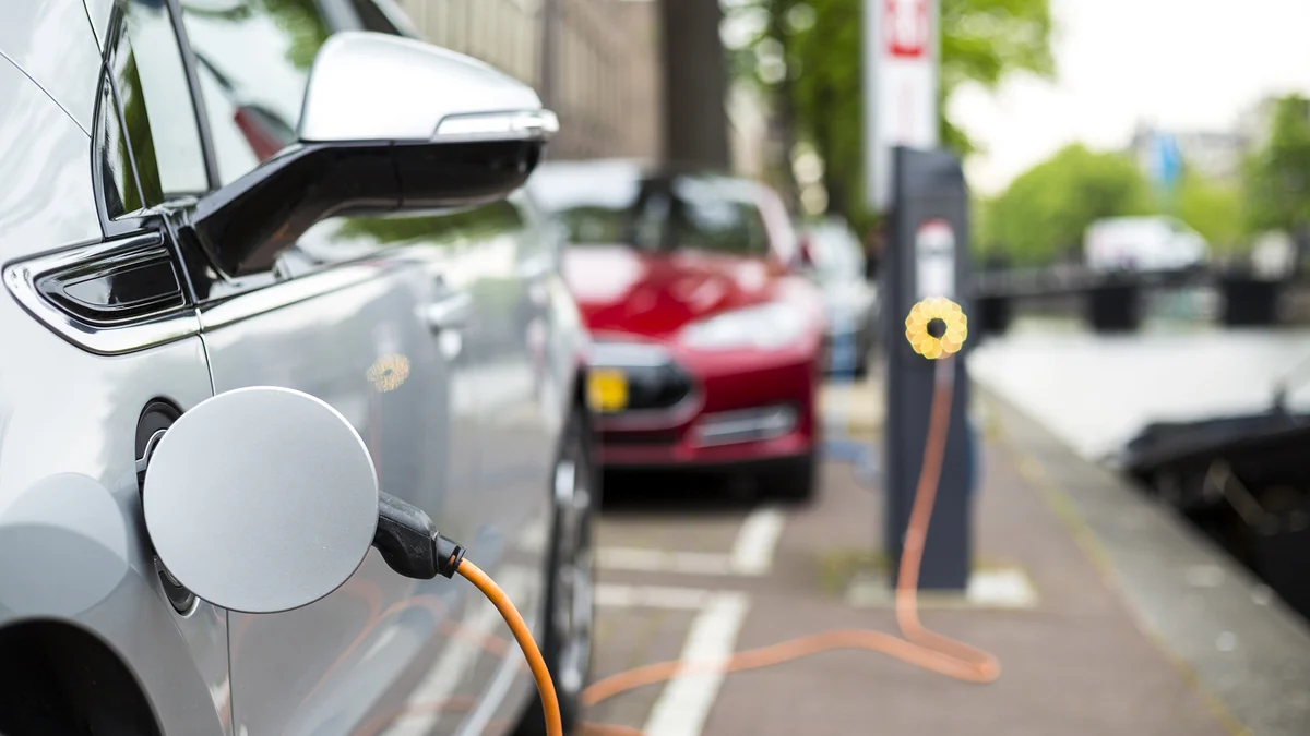 Carmakers, TotalEnergies build battery plant for EVs in France