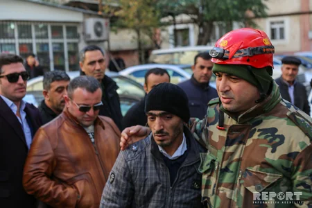 Bakıda naməlum şəxs özünü çoxmərtəbəli binadan atmaq istəyib - FOTO