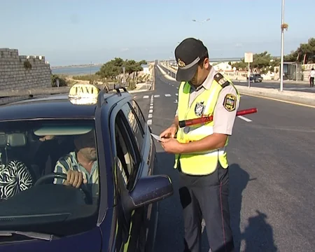Piralahıda qaydaları pozan sürücülərin avtomobilləri cərimə meydançasına yerləşdirilib