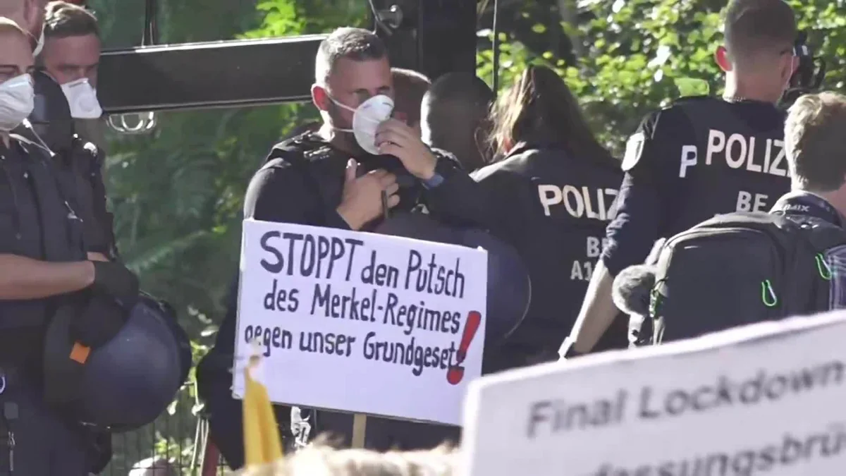 В Берлине в ходе протестных акций пострадали более 40 полицейских