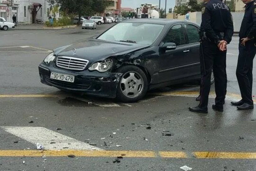 Rayon İcra Hakimiyyətinin qarşısında yol qəzası baş verib - FOTO