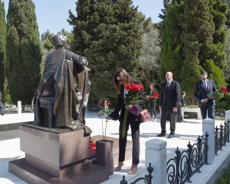Azərbaycan Prezidenti Ümummilli Lider Heydər Əliyevin məzarını ziyarət edib