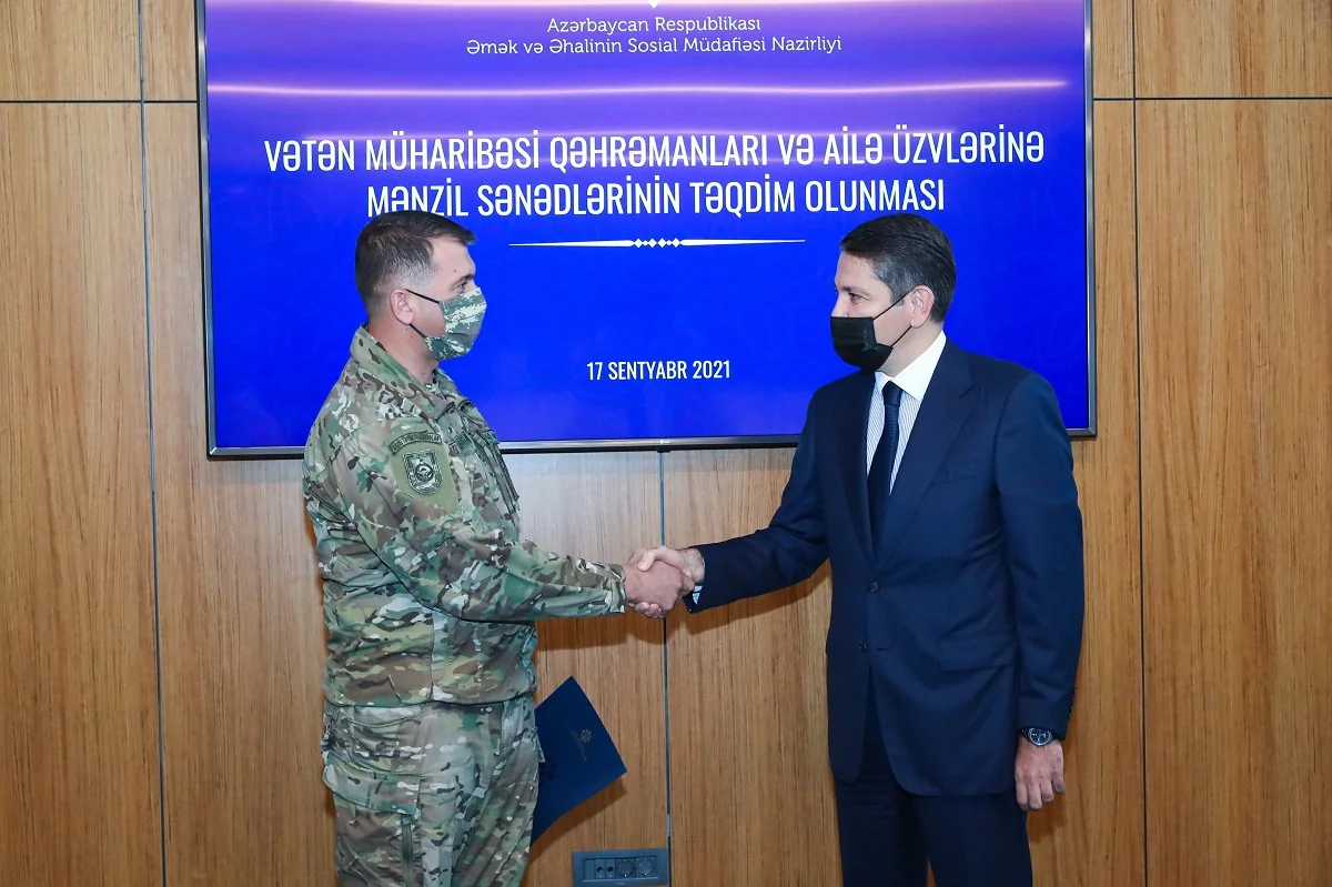 Vətən Müharibəsi Qəhrəmanlarının ailə üzvlərinə mənzillərin sənədləri təqdim edilib