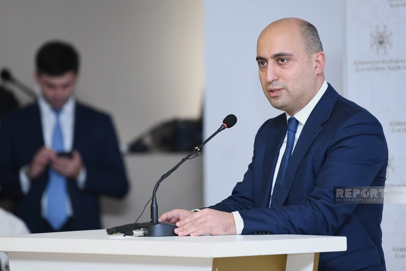 Elm və təhsil naziri: Müəllimə qızıl hədiyyəsi vermək ayıbdır