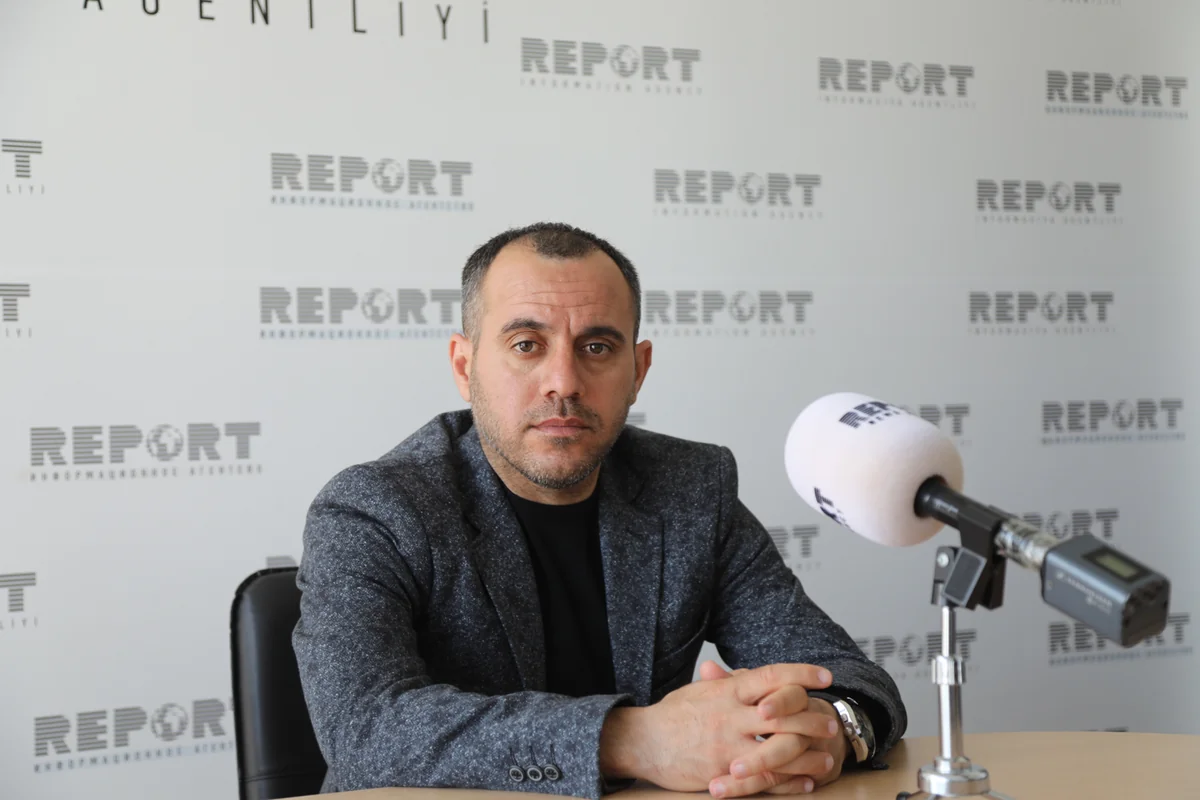 Ayxan Abbasov: Riad Rəfiyevin futbolçusunu De Byaziyə məsləhət görməsində nə qəbahət var?