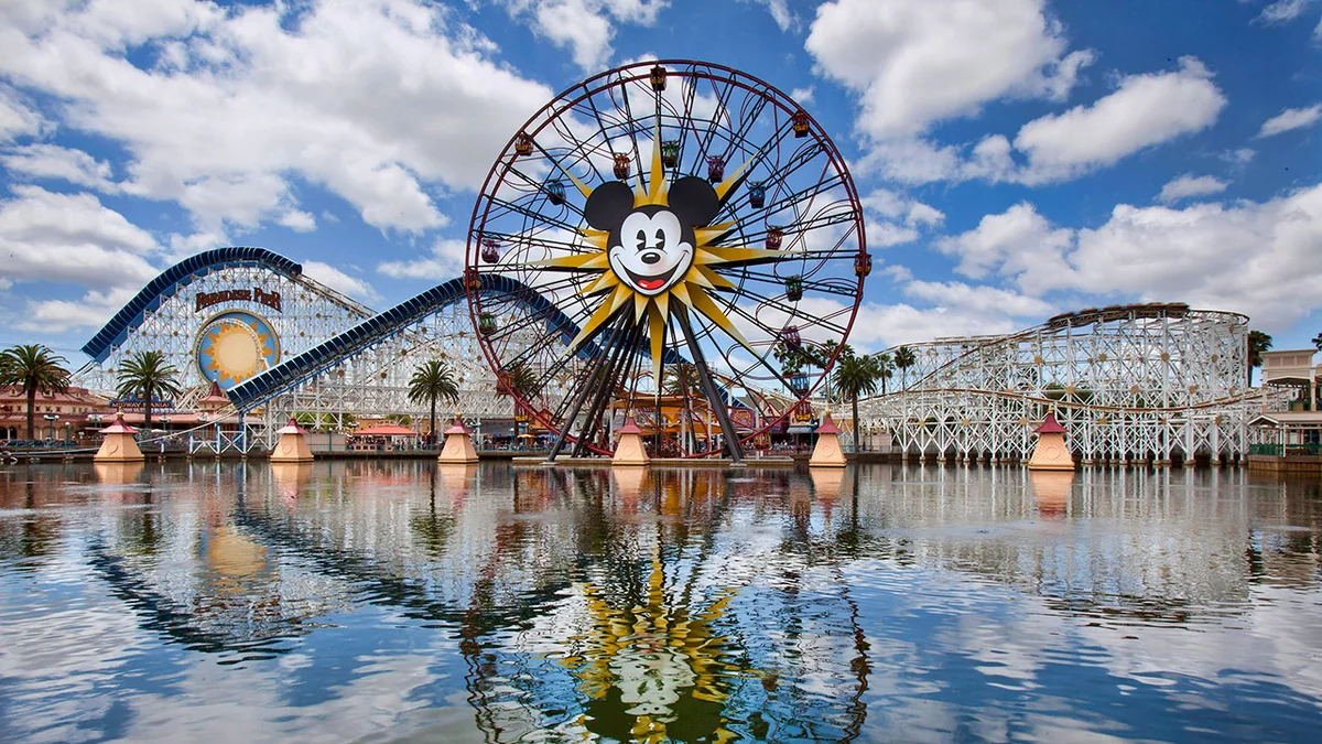 ABŞ-ın Disney World parkında iki avtobus toqquşub, 15 nəfər yaralanıb