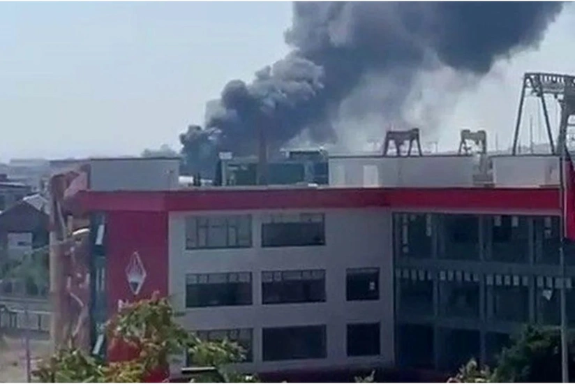 İstanbulda gəmi emalatxanası yanır