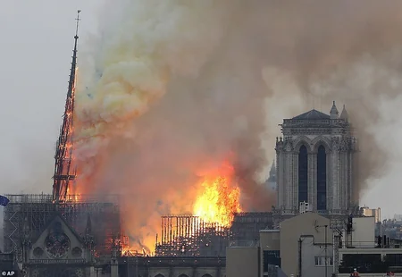 Fransada Paris Notr-Dam кilsəsi yanıb - FOTO - VİDEO