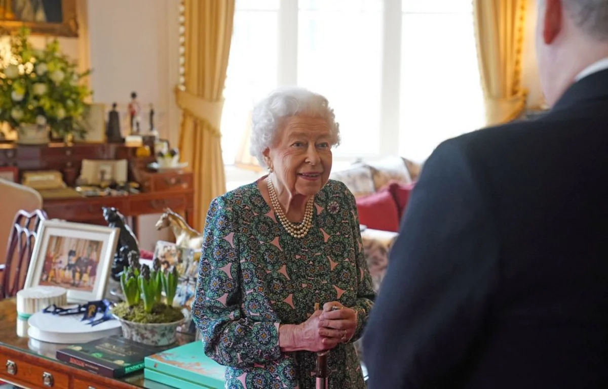 Queen Elizabeth tests positive for COVID