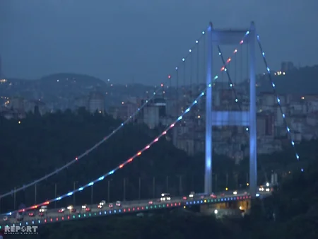 İstanbulun məşhur asma körpüsü Azərbaycan bayrağının rəngləri ilə işıqlanıb - FOTO - VİDEO