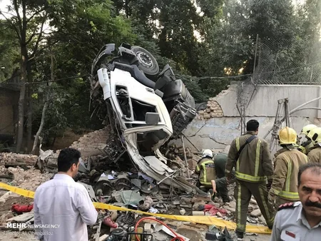 В Иране автомобиль врезался в забор посольства России, 1 человек погиб, 5 ранены - ФОТО