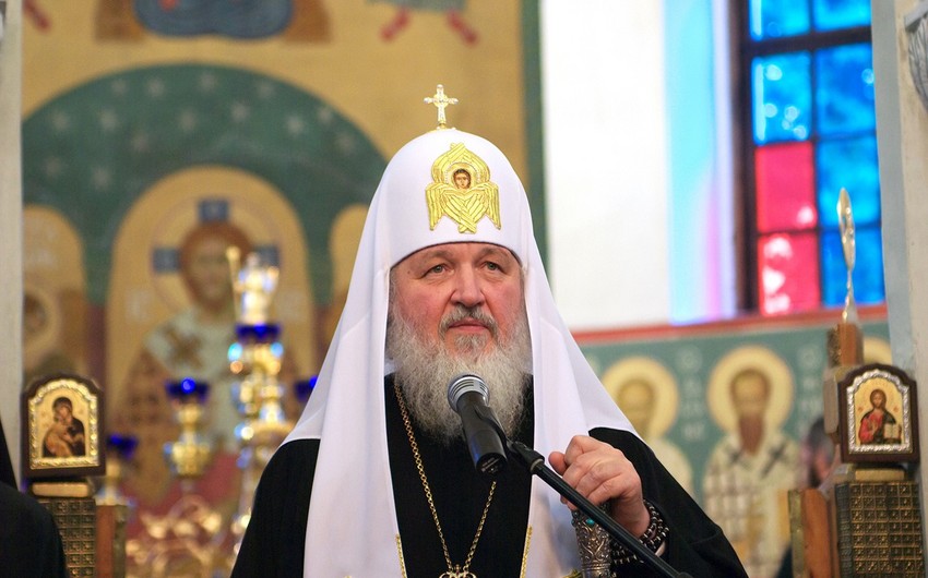 Rusiyanın patriarxı Kirill kilsədə mərasim zamanı yıxılıb