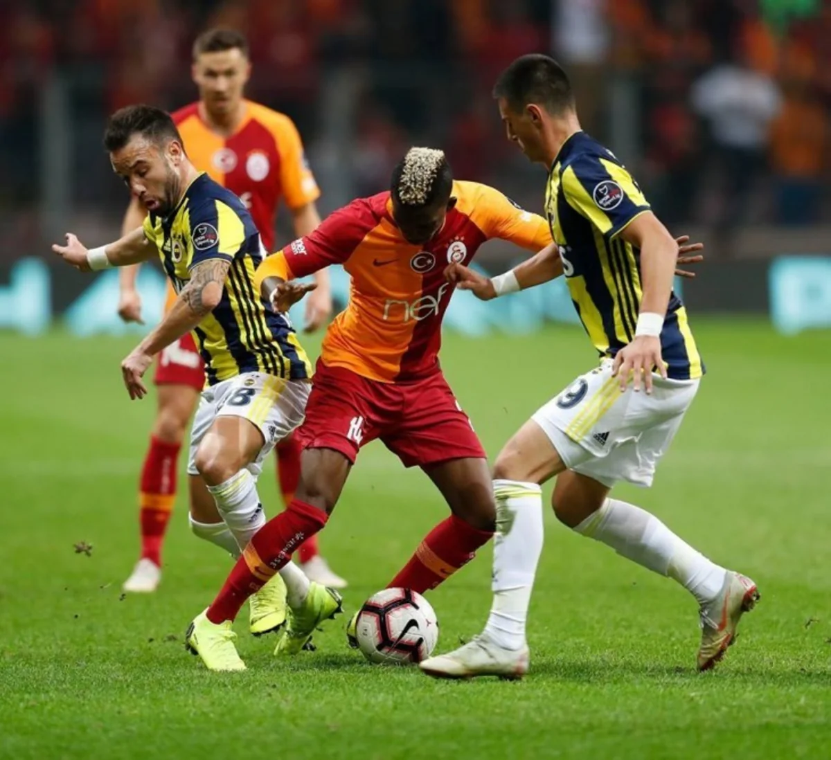 Türkiyə Super Liqası: “Qalatasaray”-“Fənərbaxça” oyununda qalib müəyyənləşməyib