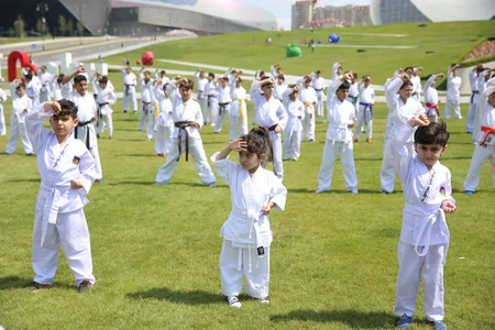Heydər Əliyev Mərkəzinin parkında karate dərsi keçirilib