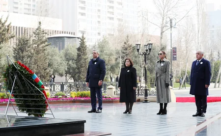 Xocalı soyqırımının 30-cu ildönümü ilə əlaqədar Bakıda ümumxalq yürüşü keçirilib,  İlham Əliyev və Mehriban Əliyeva yürüşdə iştirak edib
