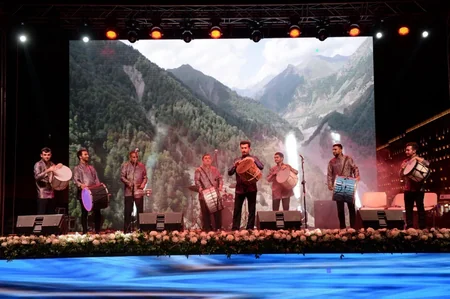 Heydər Əliyev Mərkəzinin parkında muğam-caz konserti olub