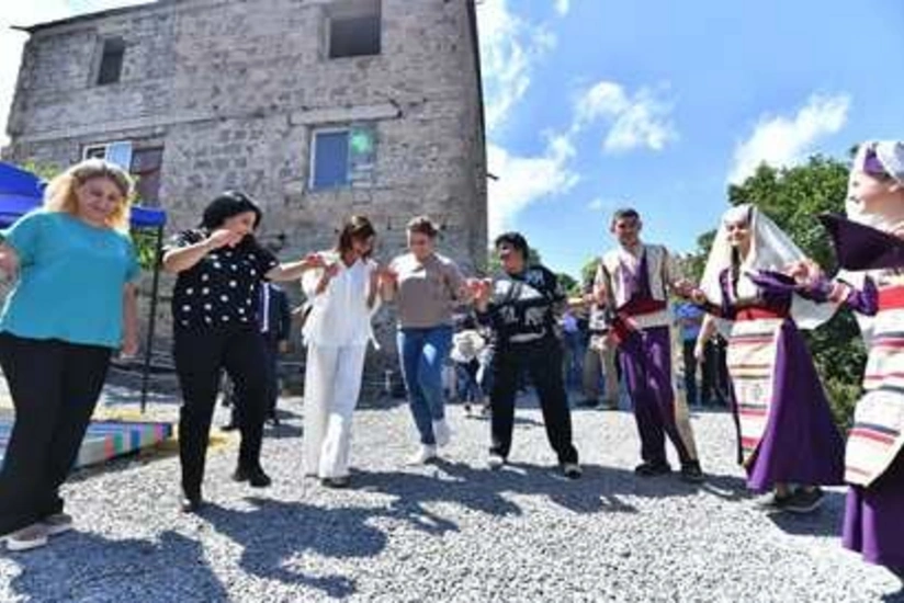 Paşinyanın xanımı ölmüş əsgərin xatirəsinə açılan qonaq evində rəqs edib