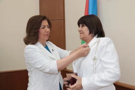Bahar Muradova “Tərəqqi” medalı ilə təltif olunan qadınların mükafatlarını təqdim edib
