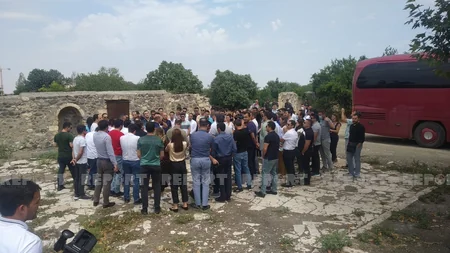 Xaricdə təhsil almış məzunlar Ağdam Dövlət Dram Teatrının qarşısında milli musiqilərimizi ifa ediblər