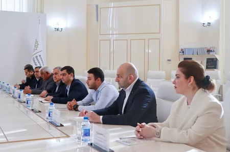 Dövlət Xidmətində tibbi sarğı bezi istehsalçıları ilə görüş keçirilib