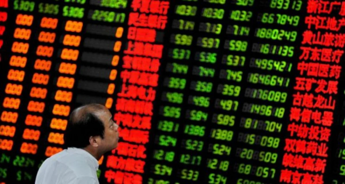 Биржи Китая прекратили торги после падения индекса CSI 300 на 7,02%